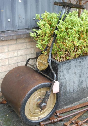 Lot 1113 - An early 20th century cast iron garden roller...