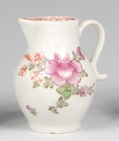 Lot 654 - A Lowestoft porcelain sparrowbeak cream jug,...