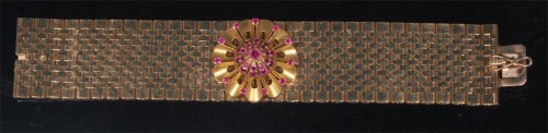 Lot 753 - A modern 9ct gold heavy gatelink bracelet,...