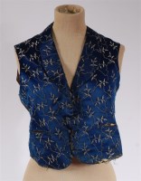 Lot 922 - An Edwardian gentlemans blue silk waistcoat,...