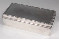 Lot 316 - A Ed. VII silver table cigarette box of...