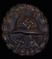 Lot 375 - A German Wound badge.