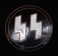 Lot 495 - A German SS lapel badge.