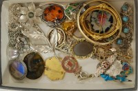 Lot 264 - A small collection of assorted costume and...