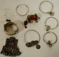 Lot 274 - A small collection of assorted jewellery to...