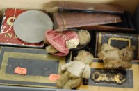 Lot 393 - A small collection of miscellaneous items to...