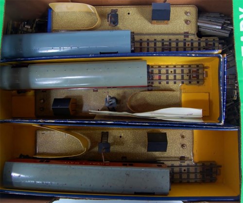 Lot 640 - Tray of Hornby Dublo 3 rail track and points...