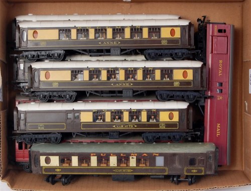 Lot 839 - 5 Triang medium length Pullman Cars (F-G), 2...