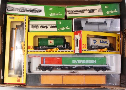 Lot 859 - A Rowa H0 DB Intermodal container wagon with 3...