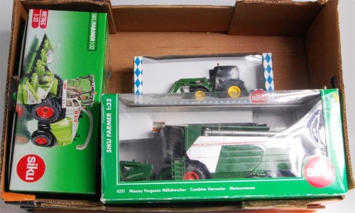 Lot 1207 - Siku, 4251 Massey Ferguson combine harvester...