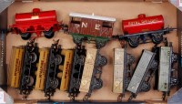 Lot 396 - A small tray containing 10 assorted Hornby...