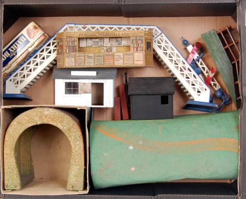 Lot 499 - A large tray of accessories including Hornby...