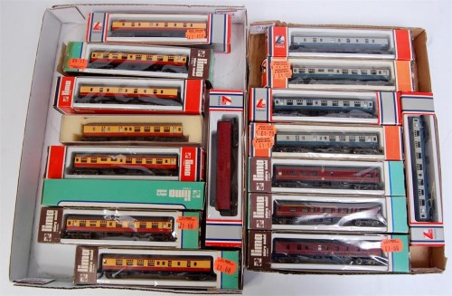 Lot 916 - 17 Lima N gauge coaches - 8 red/cream, 3...