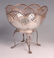 Lot 639 - A George V silver bowl, having an egg and dart...