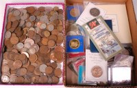 Lot 133 - Mixed lot of commemorative coins and coin sets;...