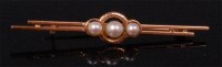 Lot 565 - A ladies 14ct gold pearl set bar brooch, 5cm