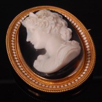 Lot 522 - A Victorian carved agate and pinchbeck mounted...