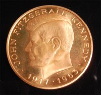 Lot 121 - USA, 22ct gold commemorative coin, obv. John...