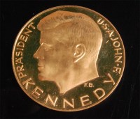 Lot 137 - USA, 22ct gold commemorative coin, obv. John...