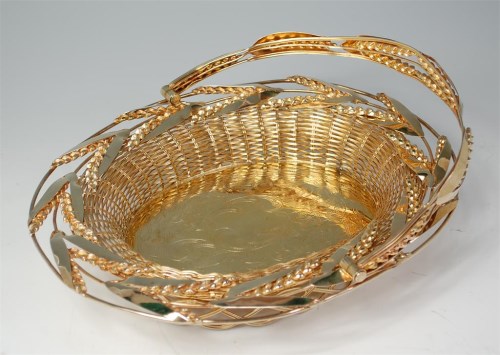 Lot 845 - A mid-Victorian gilded silver plate bread...