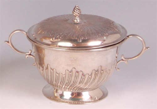 Lot 809 - *A Victorian silver porringer and cover,...
