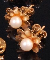 Lot 922 - A pair of contemporary 18ct gold and seed...