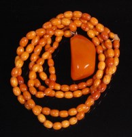 Lot 526 - A single string necklace of 145 beaded...
