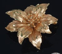 Lot 688 - A continental 9ct gold leaf brooch, 6.4g,...