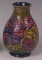 Lot 92 - A modern Moorcroft Hibiscus pattern pottery...