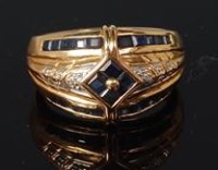 Lot 476 - A contemporary 18ct gold ladies dress ring,...