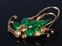 Lot 489 - A Chinese 14ct gold and spinach jade set leaf...