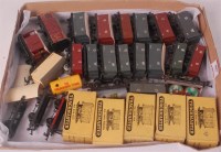 Lot 883 - 5 boxed Trackmaster NE wagons and 20 assorted...