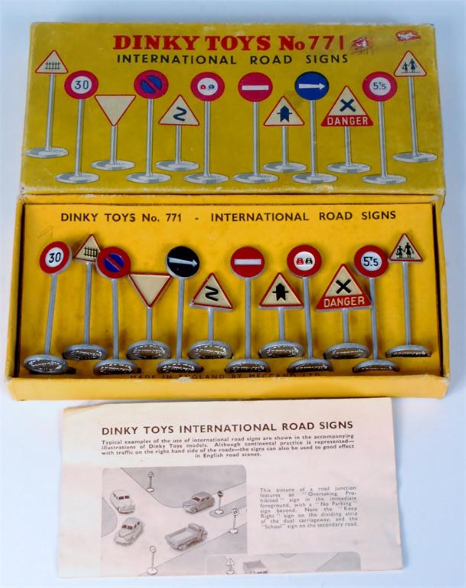 Lot 1955 - Dinky Toys, 771 International road signs