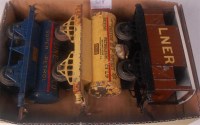 Lot 328 - A small tray containing 3 Hornby items...
