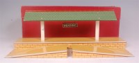 Lot 420 - Hornby 1949-52 island platform 'Reading' with...