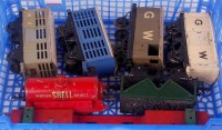 Lot 464 - A small tray of prewar Hornby wagons including...