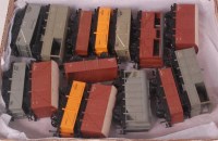 Lot 639 - 15 Hornby Dublo SD6 wagons including cattle,...