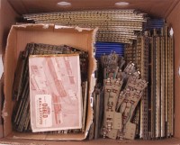 Lot 647 - Large quantity of Hornby Dublo 3-rail items,...