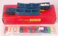 Lot 895 - A Triang Hornby R666 articulated car carrier...