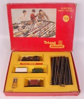 Lot 905 - A Triang R3R train set containing 0-6-0 tank...