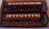 Lot 924 - Tray containing Triang medium length red/cream...