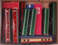 Lot 958 - Hornby Dublo maroon super detail coaches, open...