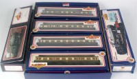 Lot 1025 - Bachmann 31-300 and 31825 GWR locos together...