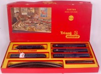 Lot 730 - A Triang RS34 train set containing TC series...