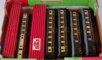 Lot 689 - 4 Hornby Dublo Pullman cars 2x Car No. 74 (one...