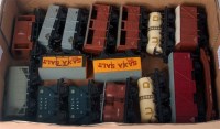 Lot 693 - 16 Hornby Dublo SD6 wagons including 2 bulk...