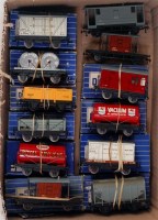 Lot 677 - 12 Hornby Dublo D1 and SD6 wagons, most in...