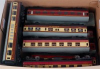 Lot 678 - Hornby Dublo boxed D3 coach (G-BG) and unboxed...