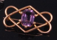 Lot 580 - An Art Deco 15ct gold and amethyst set...