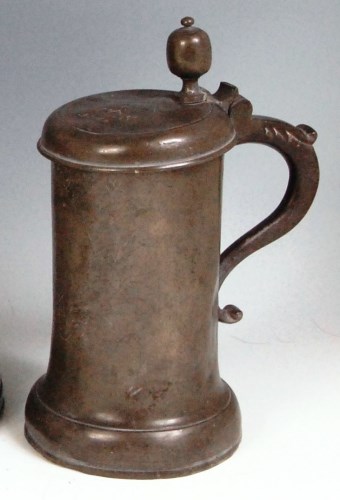 Lot 623 - An 18th century German pewter lidded tankard,...